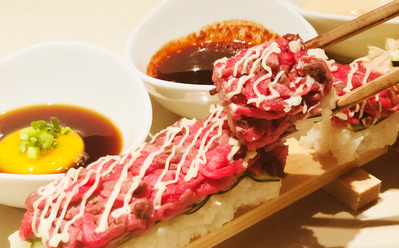 【TOMORI】牛鶏馬！50cmの肉ロングユッケ寿司が発売記念で2680円→1980円