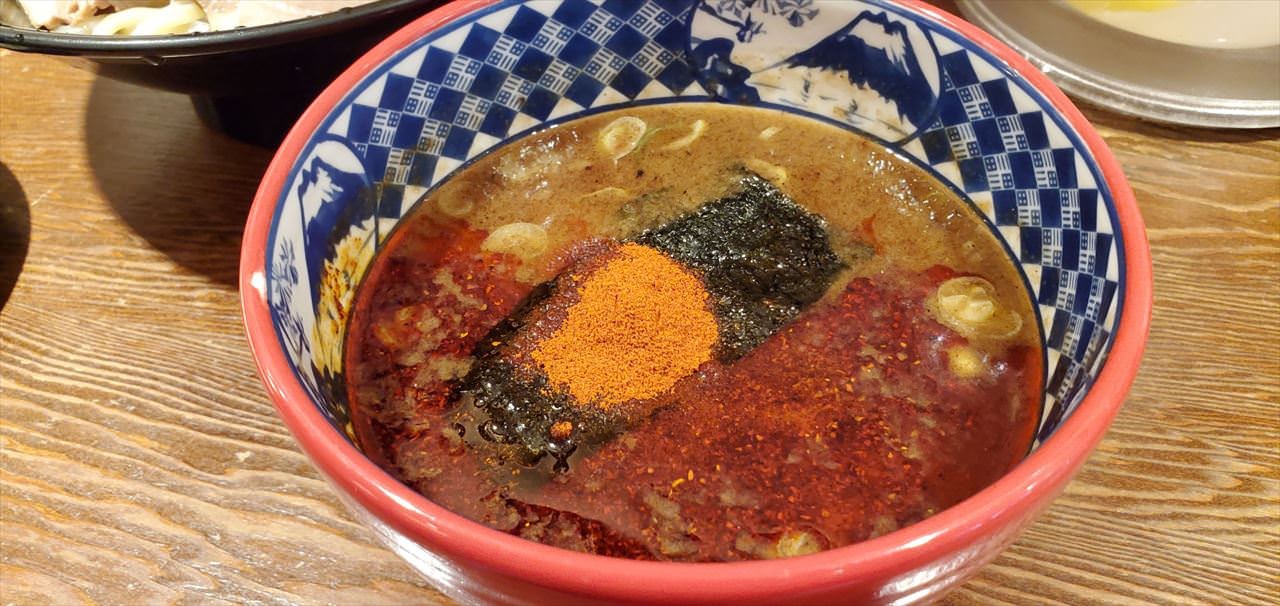 三田製麺所の夏の風物詩「灼熱つけ麺」今年は辛さを抑えて旨辛のバランスを高めた一品に！